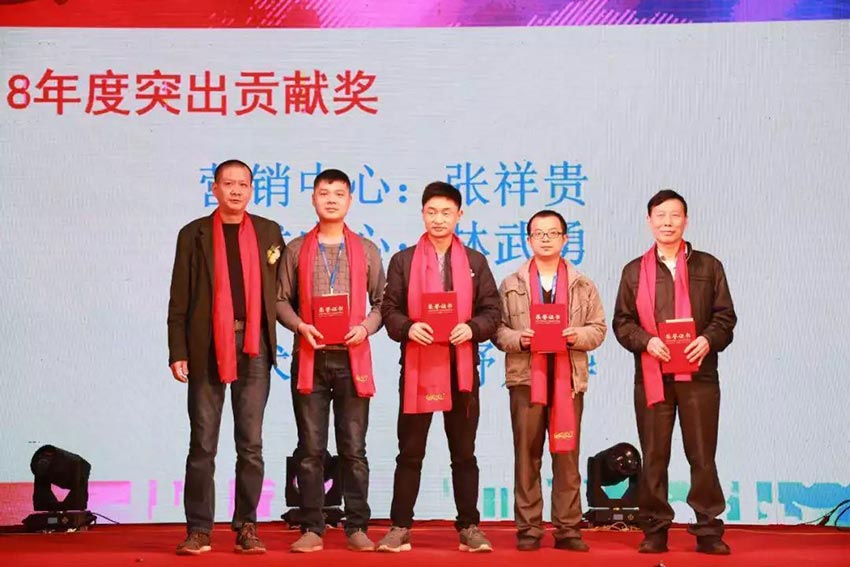 “黨領(lǐng)合作共發(fā)展 眾聚匠心鑄品牌”萬達(dá)業(yè)主題年會隆重舉行