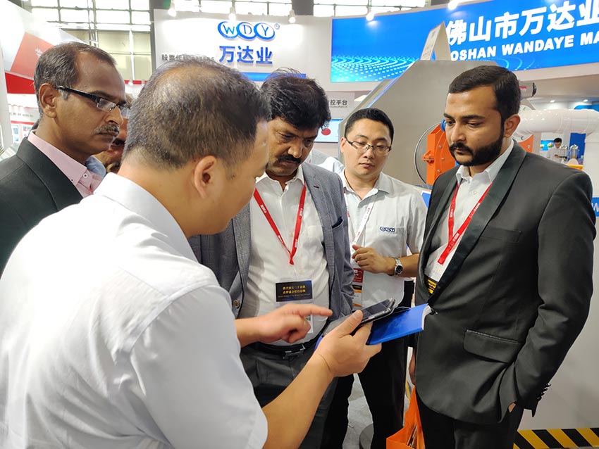 業(yè)務(wù)經(jīng)理為國(guó)外客戶答疑解惑